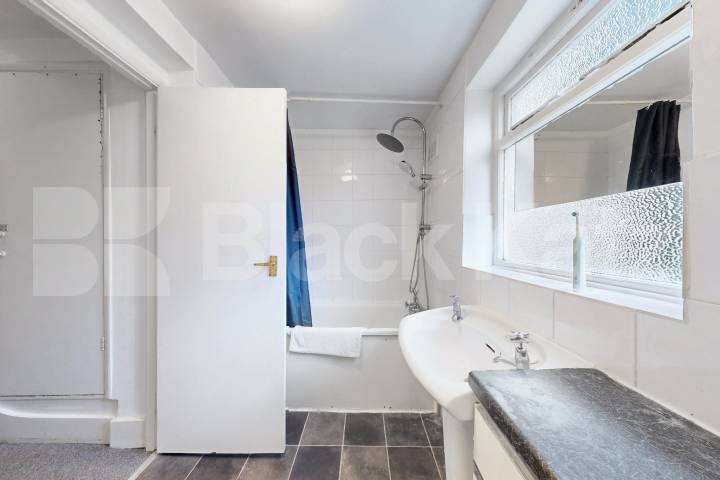 Elegant Raised Ground Floor Apartment in Sought-After NW1 Camden Park Road, Camden